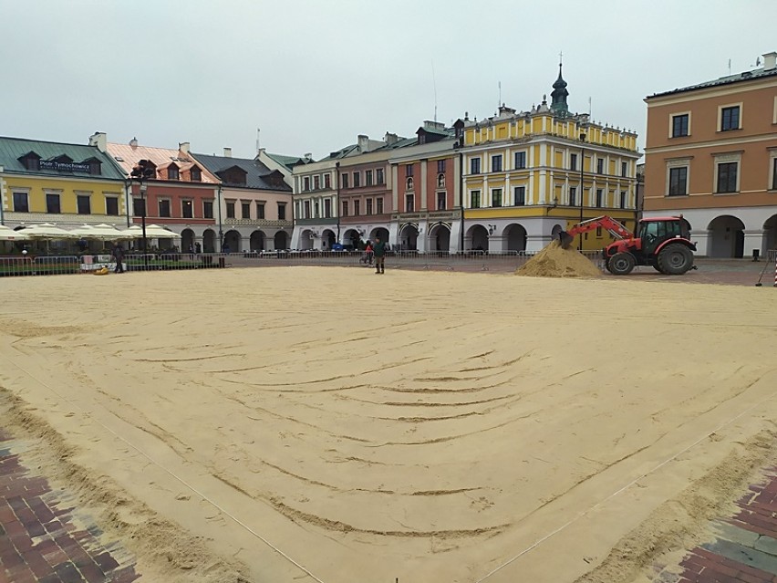 Zamość. Na Rynku Wielkim powstaje lodowisko. Zobacz zdjęcia...