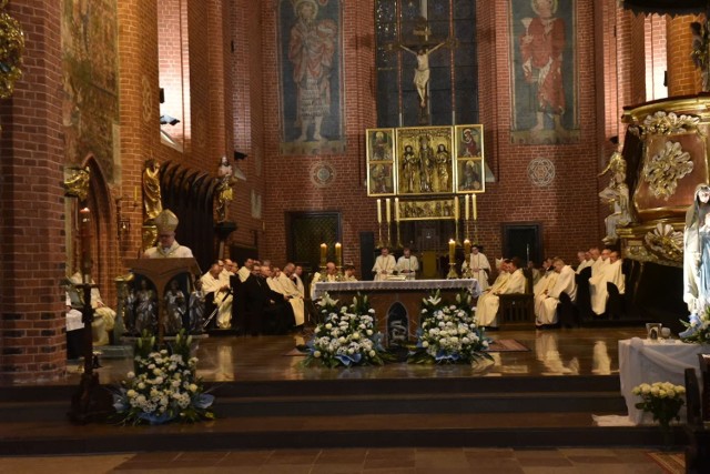 Msza święta dziękczynna w katedrze świętych Janów pod przewodnictwem ks. bp. Wiesława Śmigla była punktem kulminacyjnym obchodów 30-lecia Diecezji Toruńskiej.  Wcześniej w Muzeum Diecezjalnym otwarto wystawę „Dioecesis nostrae Patroni - wspólne dziedzictwo Diecezji Toruńskiej i Chełmińskiej”. W sobotę o godz. 19 w katedrze odbędzie się koncert oratoryjny „Magnificat anima mea Dominum in D”. Diecezja Toruńska powstała na mocy decyzji papieża św. Jana Pawła II, który bullą „Totus Tuus Poloniae populus” wydaną 25 marca 1992 roku ustanowił nowy podział administracyjny kościoła katolickiego w Polsce.