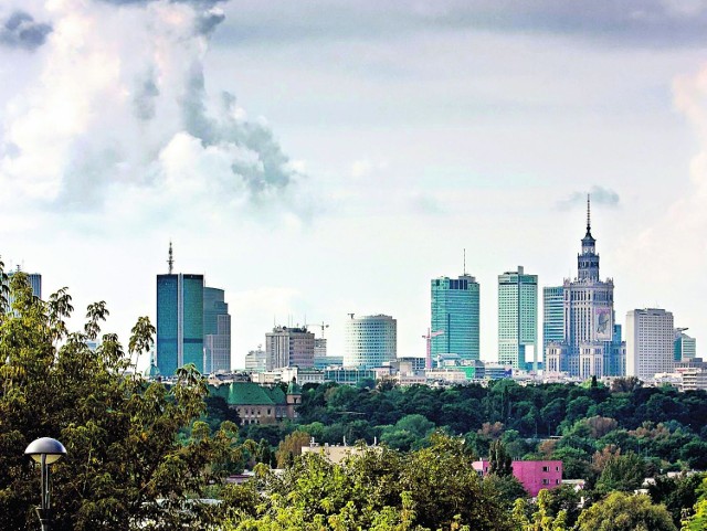 Warszawa rośnie w niebo i rozlewa się wszerz - w obu kierunkach dzieje się to bez precyzyjnego planu i ze szkodą dla mieszkańców