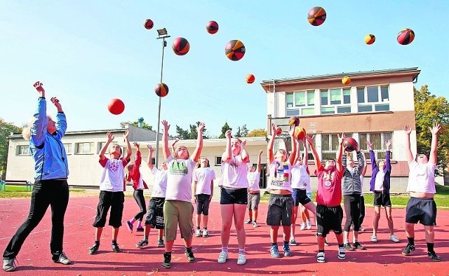 Trening czyni mistrza. Klasa 4B pod okiem Wiesławy Kotos ćwiczy przed Basketmanią