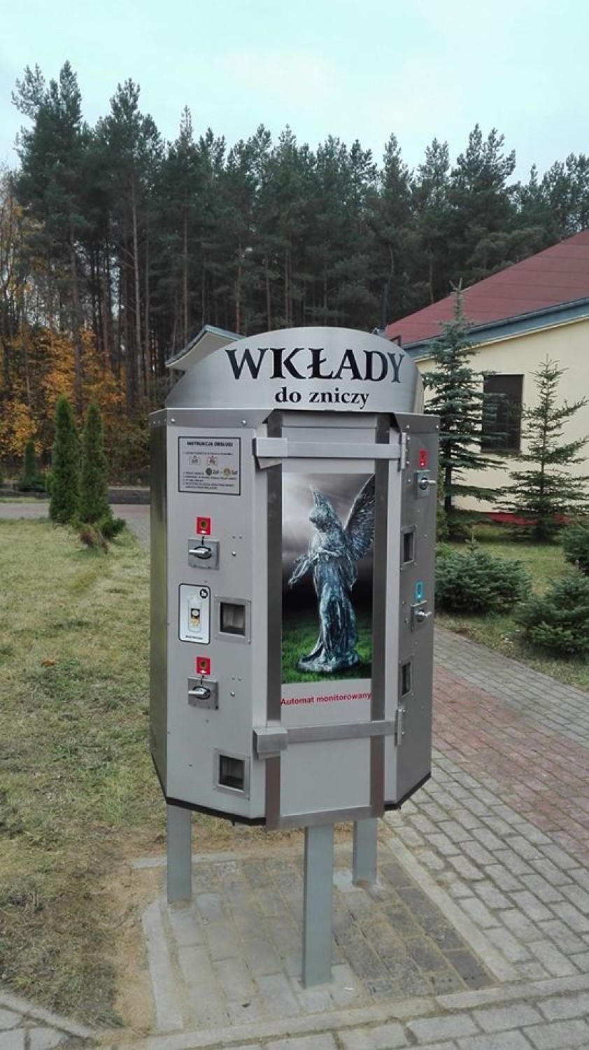 Zniczomat w Tupadłach. Automat wydający wkłady na cmentarzu parafialnym |  ZDJĘCIE | Puck Nasze Miasto