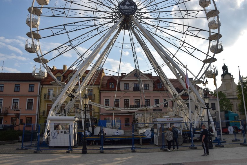 Koło widokowe w Płocku. Koło już stoi na Starym Rynku. Od piątku będzie zabawiać mieszkańców! [ZDJĘCIA]