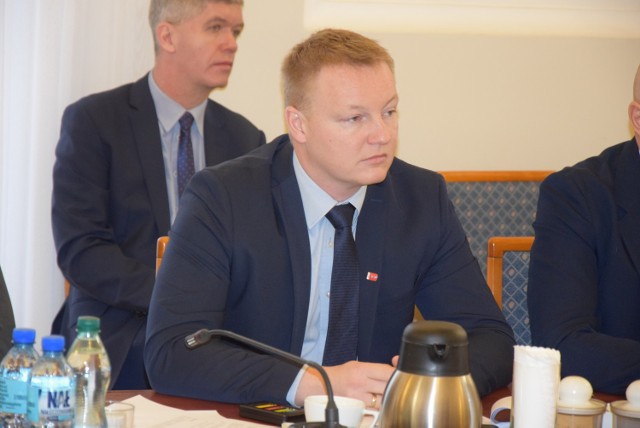 Wojciech Psuja, nowy dyrektor szkoły w Krzyworzece otrzyma niższy dodatek funkcyjny niż dyrektorzy w Ożarowie i Komornikach