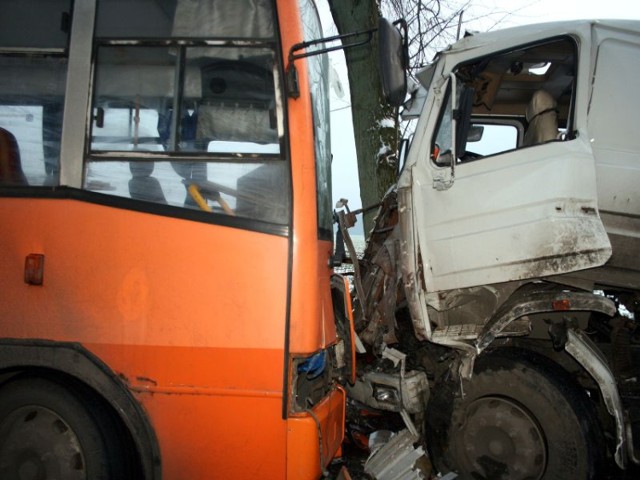 Zderzenie autobusu z ciężarówką