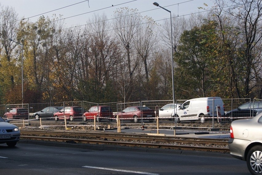 Utrudnienia na Rondzie Śródka trwają. Wprowadzono zmiany w ruchu [ZDJĘCIA]