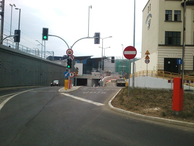 Przebudowa centrum Katowic: wjazd na nową drogę będzie od ulicy Dworcowej, z węzła drogowego prowadzącego także do tunelu pod dworcem PKP