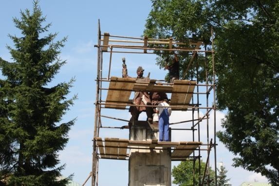 Miechów: remont pomnika potrwa do końca września [ZDJĘCIA]