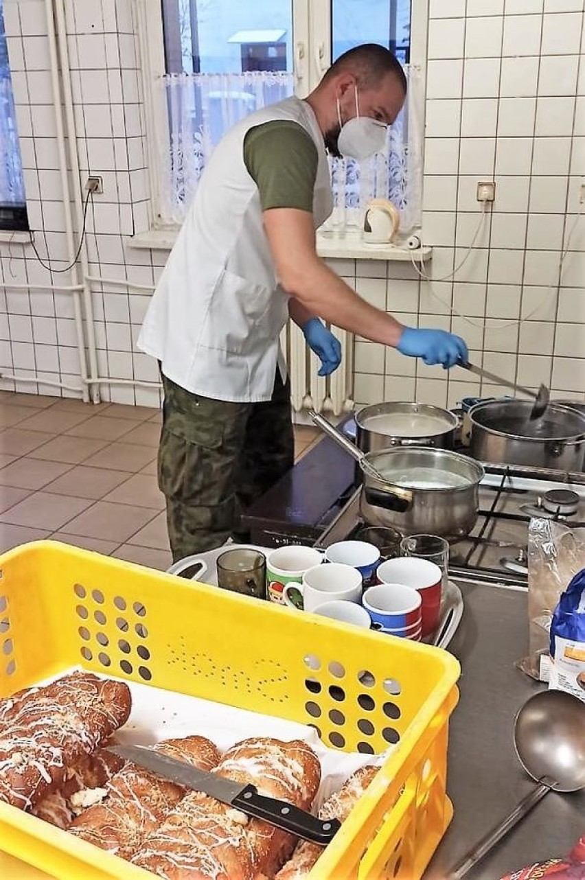 Opolscy żołnierze pomagają w DPS-ach i ZOL-ach.
