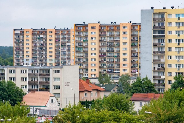 19-latek wypadł z szóstego piętra wieżowca przy ulicy Koszalińskiej w Bydgoszczy.