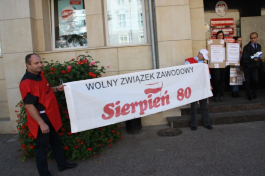 Sierpień 80 w obronie pracujących.W południe odbył się protest przed siedzibą prezydenta Gdańska