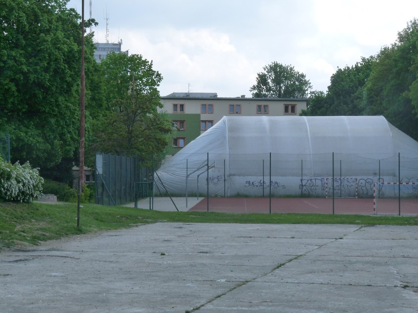 Boisko na AOS-ie jest puste. Czeka na przyjście studentów.