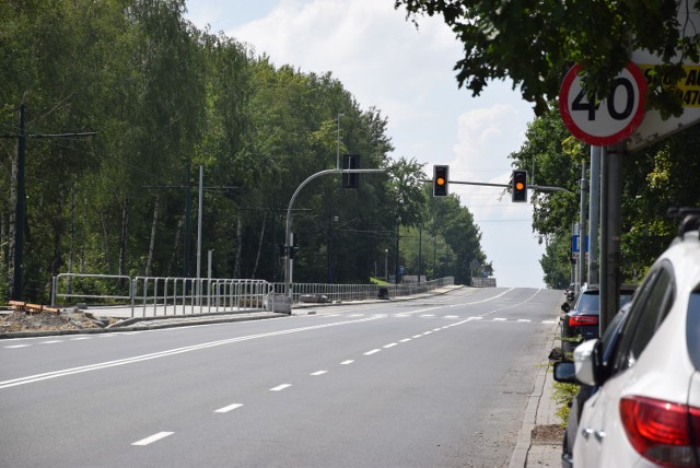 Na ulicy Kościuszki powstało nowe przejście dla pieszych wraz z sygnalizacją. Tuż obok wybudowano nowy chodnik oraz peron tramwajowy.