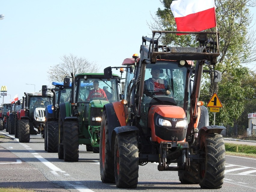 Protest rolników z Suwalszczyzny. Kilkadziesiąt osób blokuje krajowe drogi [Zdjęcia]