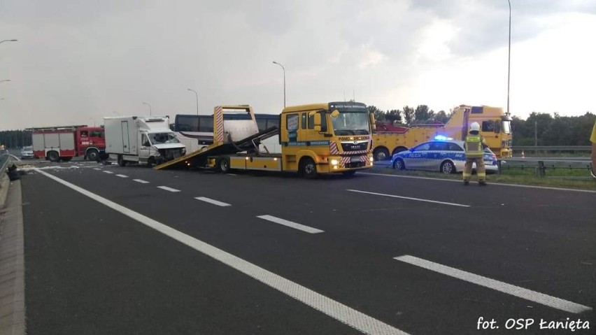 Poważny wypadek na autostradzie A1. Autokar z dziećmi uderzył w tył naczepy [zdjęcia]