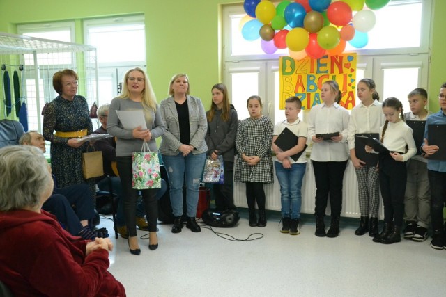 Uczniowie Szkoły Podstawowej nr 2 w Lipnie podczas spotkania z pacjentami Zakładu Opiekuńczo-Leczniczego Szpitala Lipno z okazji Dnia Babci i Dziadka