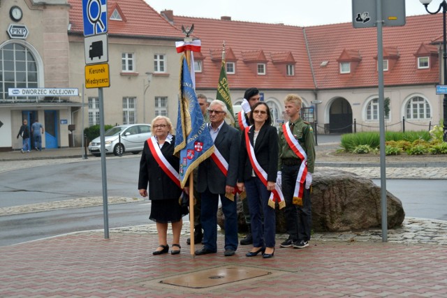 Sztandary Związku Harcerstwa Polskiego i Świebodzińskiego Związku Kresowian uświetniły spotkanie, na które przybyło wielu Kresowian i ich potomków.