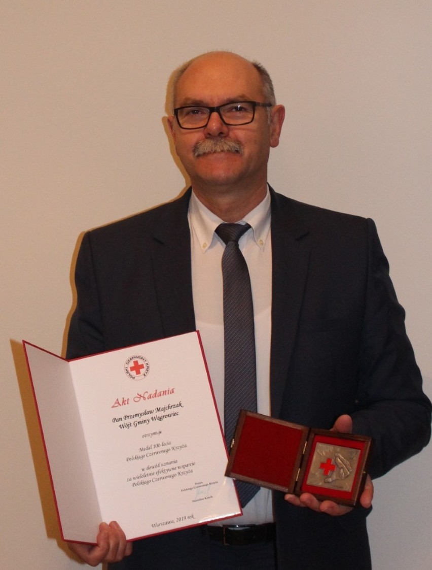 Wójt gminy Wągrowiec Przemysław Majchrzak oznaczony przez Polski Czerwony Krzyż 