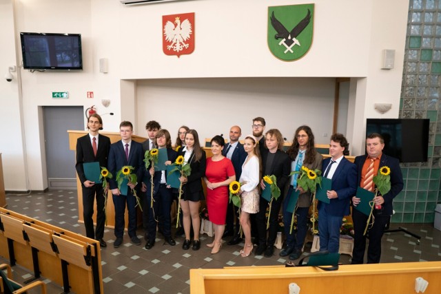Uroczystość symbolicznego wręczenia uczniom stypendiów odbywała się w Urzędzie Miasta w Jastrzębiu.