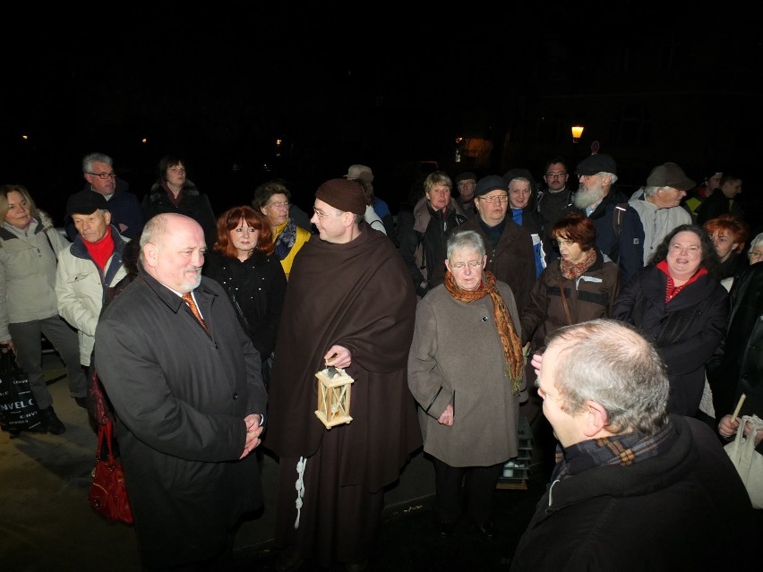 Zgorzelec: Światełko Betlejemskie przekazane na Moście...