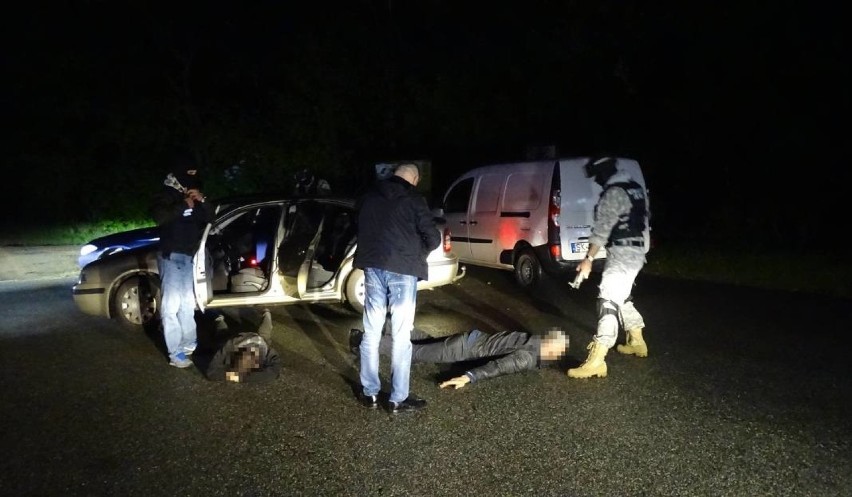 Policjanci, na polecenie prokuratora, zatrzymali 4 mężczyzn,...