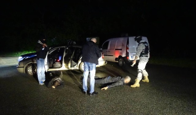 Policjanci, na polecenie prokuratora, zatrzymali 4 mężczyzn, którym przedstawiono zarzuty udziału w grupie przestępczej - poinformowała w czwartek Prokuratura Okręgowa w Katowicach. Grupa zajmowała się oszustwami na dużą skalę