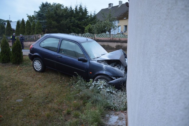 W Zbożu na ostrym zakręcie samochód osobowy wypadł z drogi i uderzył w budynek mieszkalny