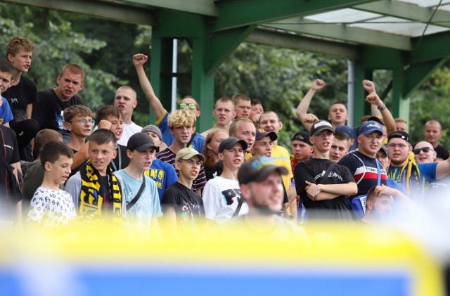 W sobotnie popołudnie piłkarze Elany odnieśli drugie zwycięstwo w nowym sezonie IV ligi. Na własnym boisku torunianie pokonali 3:0 Noteciankę Pakość. Gospodarze prowadzili już od 10. minuty, a w drugiej połowie zadali gościom dwa kolejne ciosy. Publiczność Elany opuszczała więc stadion w dobrym humorze. 

Czytaj również:
Parkrun Toruń już po raz 308. Mamy zdjęcia z biegu!
Awizowany skład Apatora na mecz ze Stalą. W niedzielę ćwierćfinał play-off
Żużel. To oni zdecydują o losach ćwierćfinałów PGE Ekstraligi?