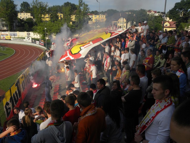 Kibice Chojniczanki odpalali race podczas meczu z Bytovią. Zostali za to rozliczeni. W środę race odpalali jedynie kibice z Grudziądza