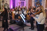 "Ciemna nocy niepojęta...". Schola Lenartowicka i zespół Sound of Heaven zaprezentowali najpiękniejsze kolędy w kościele MB Częstochowskiej