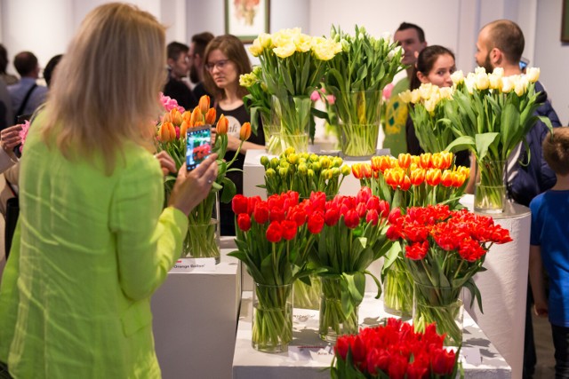 Poszukiwacze kolorowej wiosny pod koniec marca powinni udać się do Wilanowa. W Oranżerii wilanowskiego pałacu odbędzie się  XIII Wystawa tulipanów. Jak zawsze zaprezentowane będą różnorodne odmiany tulipanów wyprodukowane w polskich gospodarstwach ogrodniczych. Wystawie będzie towarzyszył kiermasz kwiatowo-cebulowy obok Oranżerii oraz bogaty program wydarzeń.

KIEDY: 25 - 26 marca 2023 r.
GDZIE: Pałac w Wilanowie
WSTĘP: od 1 zł