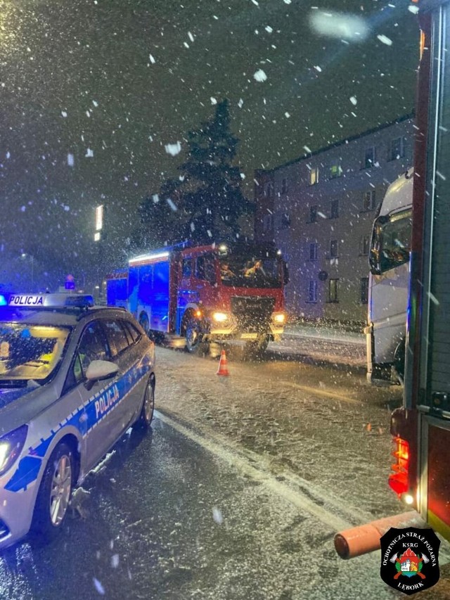 Policjanci wyjaśniają okoliczności wypadku, do jakiego doszło w piątek wieczorem na ulicy Krzywoustego w Lęborku.