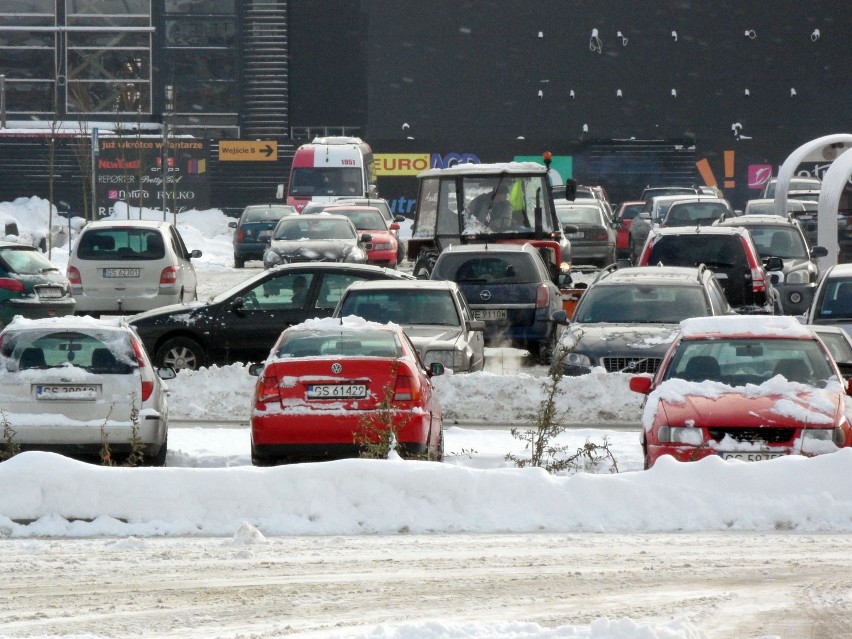 Zima w Słupsku: Centrum Handlowe Jantar walczy ze śniegiem [ZDJĘCIA]