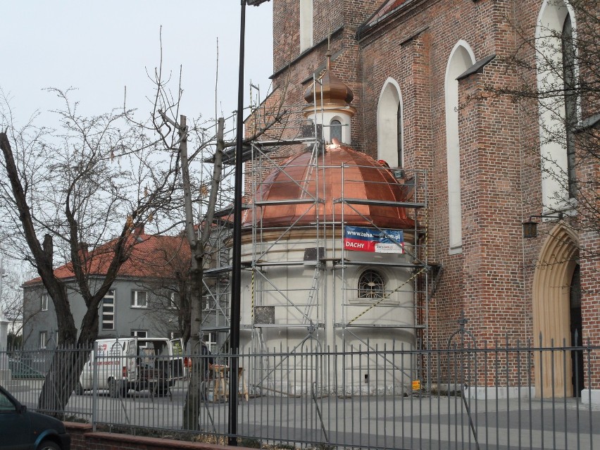 Remont dachu kaplicy Linków w kościele farnym w Żorach. Blachę ocynkowaną zastępuje miedziowa