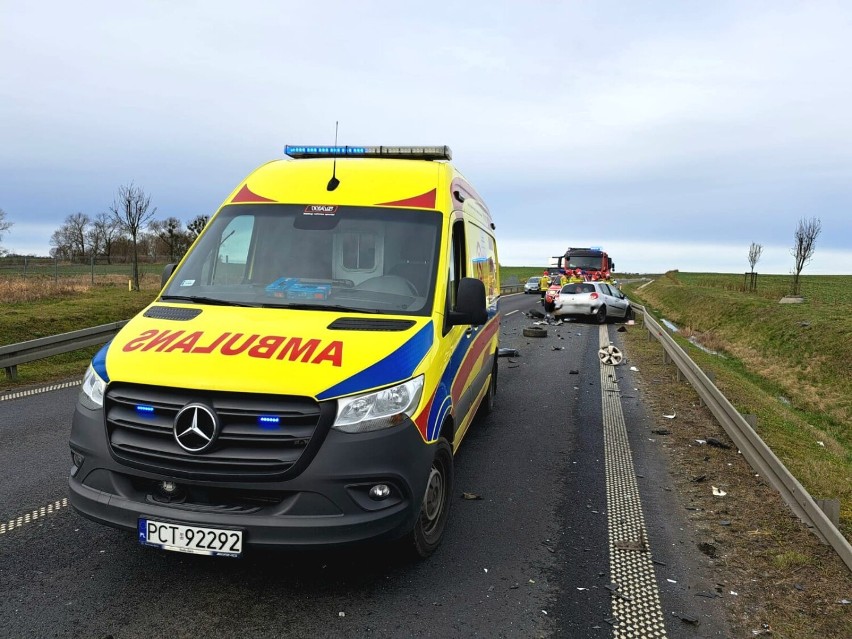 Wypadek na obwodnicy Czarnkowa. Czołowo zderzyły się dwa pojazdy