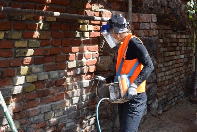 Prace konserwatorskie przechodzi obecnie najdłuższy fragment średniowiecznych murów miejskich Inowrocławia