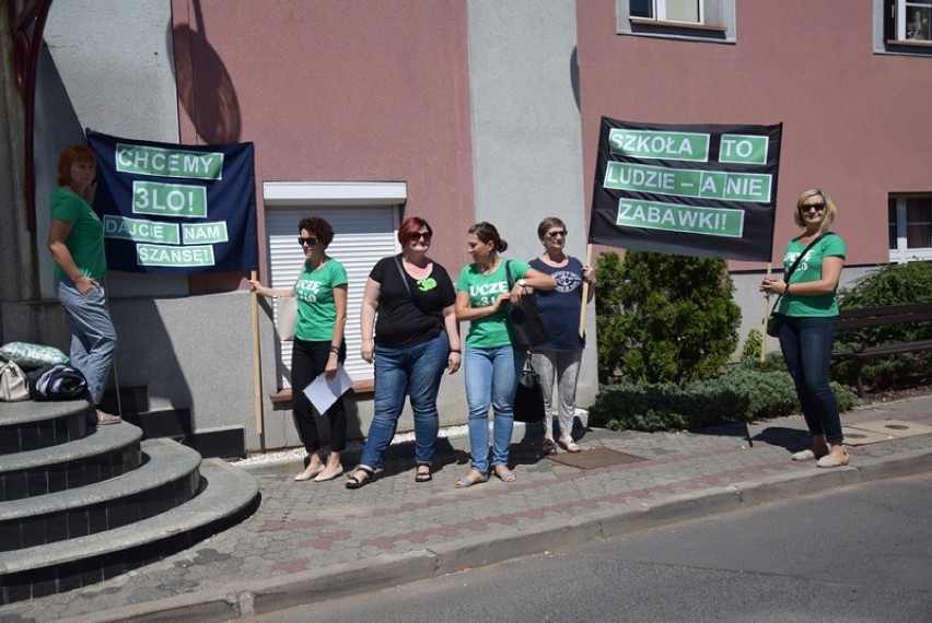 Uczniowie, rodzice i nauczyciele protestują przeciwko...