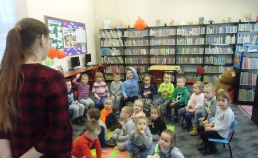 Dzieci z Przedszkola Publicznego Chatka Puchatka w Grodzisku odwiedziły bibliotekę 