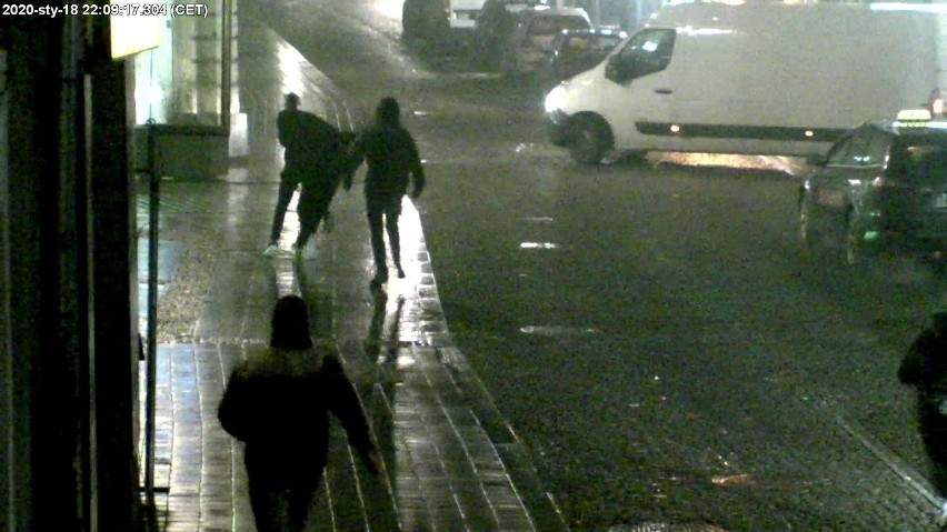 W centrum Kielc czterej mężczyźni napadli na przechodnia. Zarejestrowały ich kamery monitoringu (ZDJĘCIA)