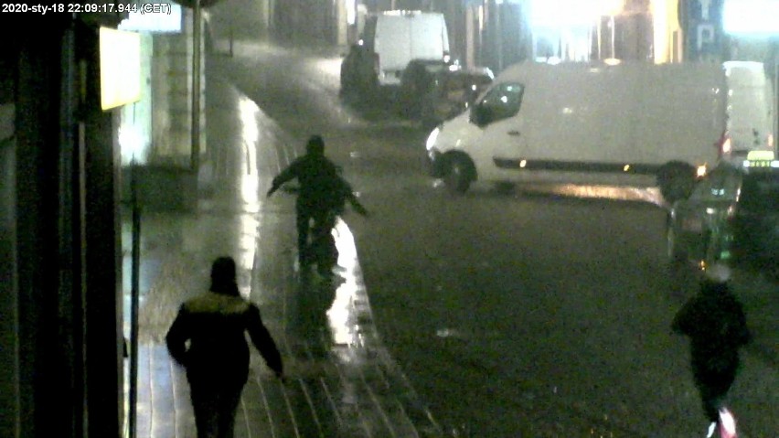W centrum Kielc czterej mężczyźni napadli na przechodnia. Zarejestrowały ich kamery monitoringu (ZDJĘCIA)