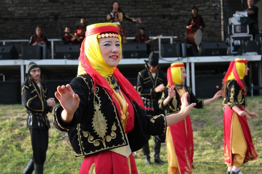 Międzynarodowy Festiwal Folklorystyczny w Opocznie: Zespoły na zamku w Inowłodzu [ZDJĘCIA]