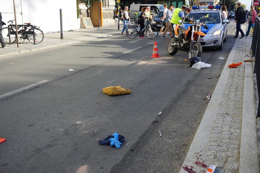 Motocyklista potrącił pieszego na al. Kościuszki w Łodzi [ZDJĘCIA]