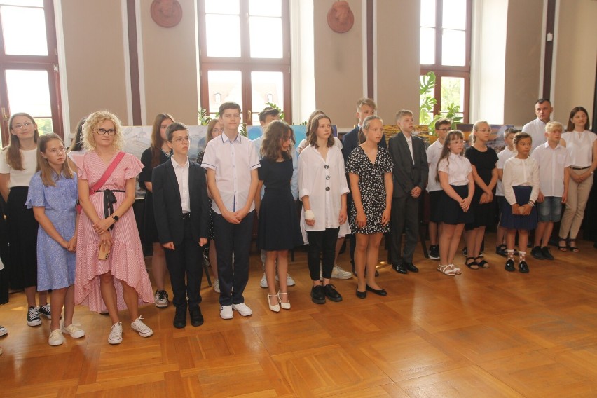 Zdolni uczniowie z Chełmna zostali docenieni za wyniki w...