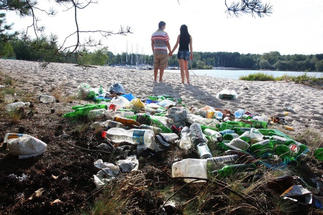 Pamiątka po turystach na plaży w Bronisławowie, właściciel terenu ma sprzątnąć śmieci