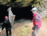 Jaskinia Szachownica - Do środka weszli już fachowcy z kilofami