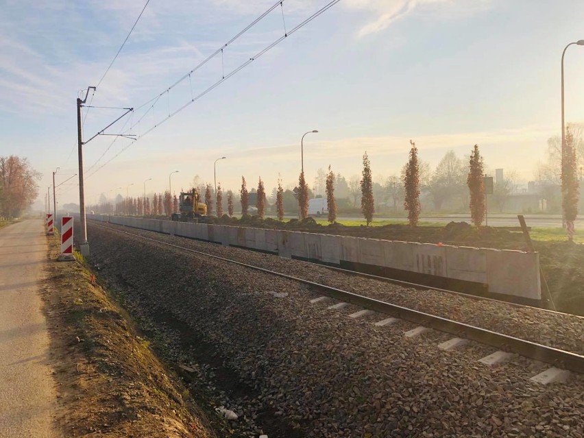 PKP buduje nowy peron przy torach koło Podhalanina w...