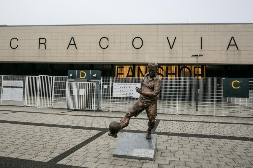 Pomnik Józefa Kałuży przed stadionem Cracovii