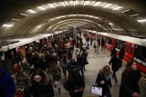 Metro bez miejsc siedzących. Czy rozwiązania z Seulu sprawdziłyby się w Warszawie? Aktywiści i rzeczniczka warszawskiego metra komentują