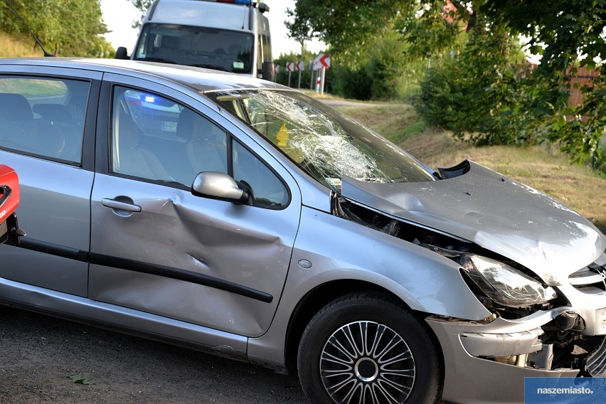 Poważny wypadek na drodze Włocławek - Lipno. Zderzenie motocyklisty z peugeotem [zdjęcia, wideo]
