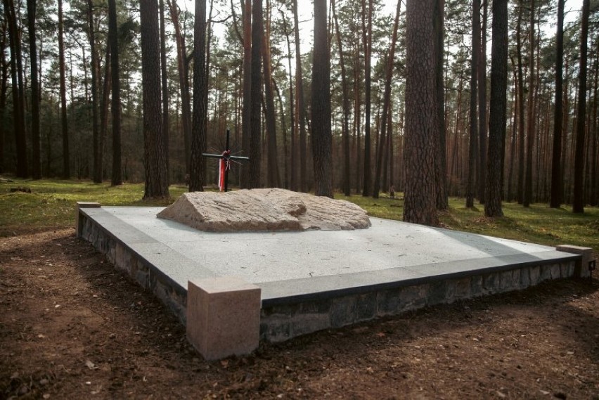 Odrestaurowano mogiłę ofiar zbrodni hitlerowskich w lasach rożnowskich