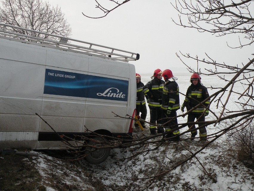 Wypadek na granicy powiatów. Opel zderzył się czołowo z ciężarówką